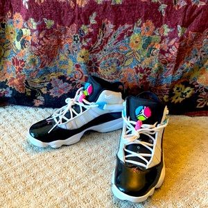 Basketball shoes